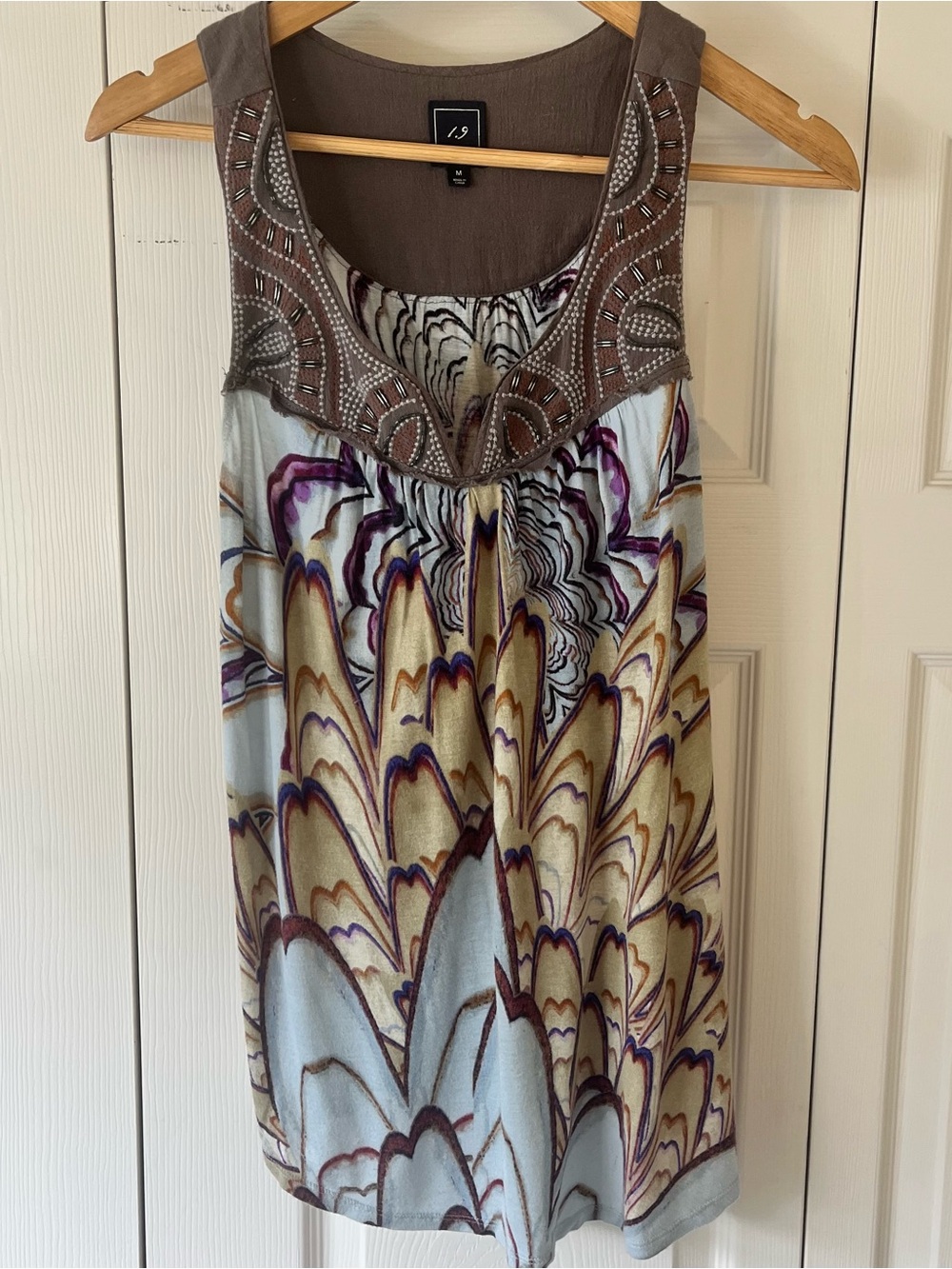 Sleeveless Artsy Scoop-Neck Tank in Taupe & Multicolor by One September Size M.